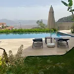 Stylish Lounge With Pool & Views * Φετιγιέ