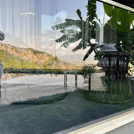 Stylish Lounge With Pool & Views * Φετιγιέ