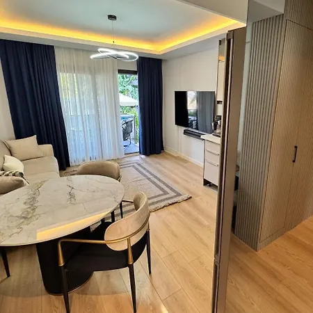 Stylish Lounge With Pool & Views Διαμέρισμα *