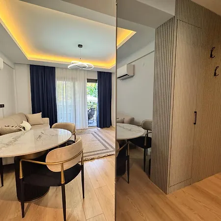 Stylish Lounge With Pool & Views Апартаменты *