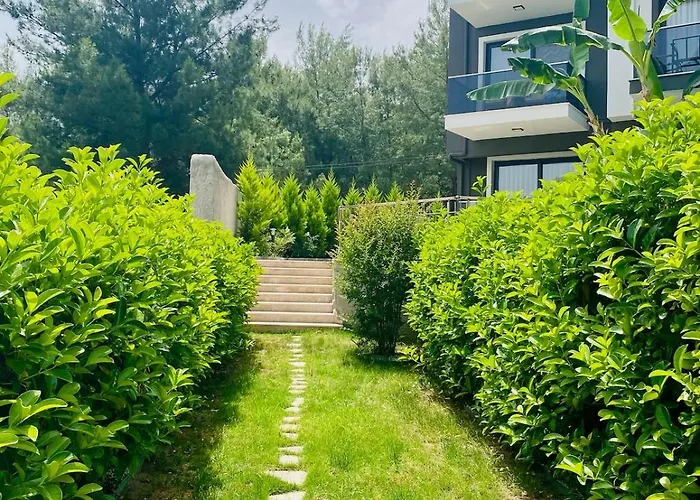 Stylish Lounge With Pool & Views Апартаменты *